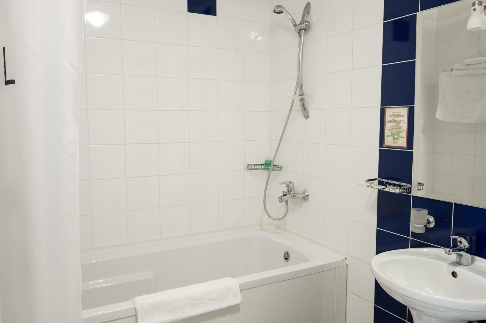 7 Days Hotel Kamyanets-Podilskyi Ngoại thất bức ảnh