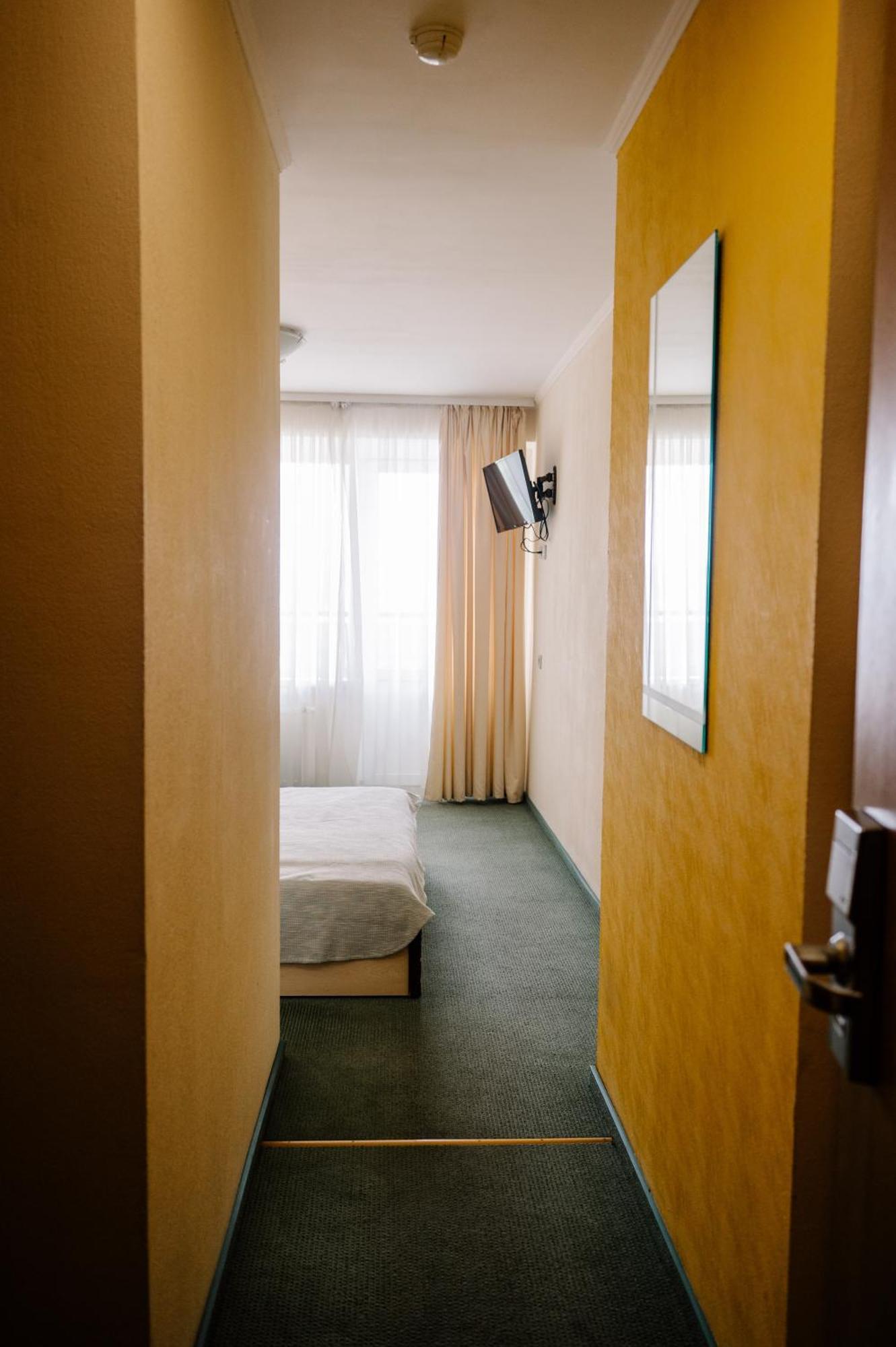 7 Days Hotel Kamyanets-Podilskyi Ngoại thất bức ảnh